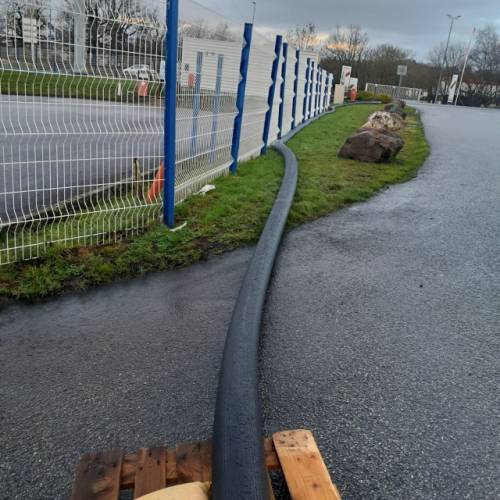 Tuyau de refoulement installé pour pompage gros débit en bord de route