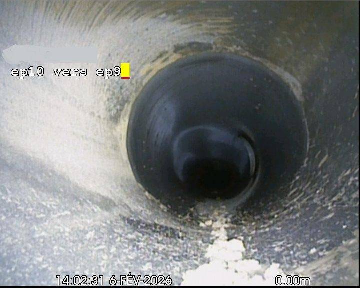 Intérieur d’un collecteur en PVC pour eaux pluviales (EP) inspecté par caméra robotisée lors d’un contrôle de réseau d’assainissement en Ille-et-Vilaine.