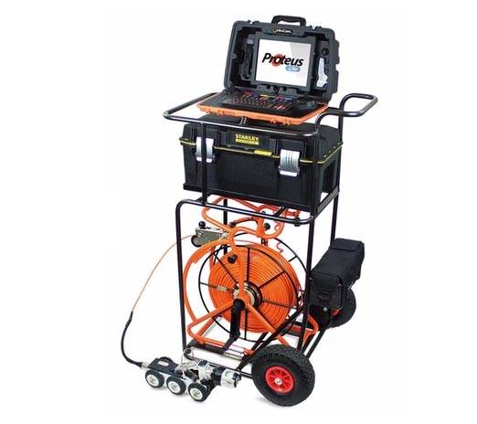 Chariot de transport équipé pour inspection télévisée de canalisations, caméra installée au pied du véhicule sur chantier. Intervention rapide en zone isolée en Ille-et-Vilaine et Grand Ouest.